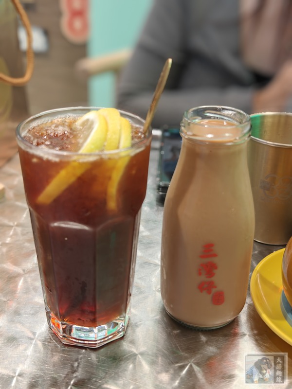 三灣仔冰室的檸檬片飲品與店名玻璃瓶裝飲品