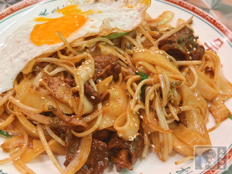 三灣仔冰室炒河粉，上面搭配荷包蛋