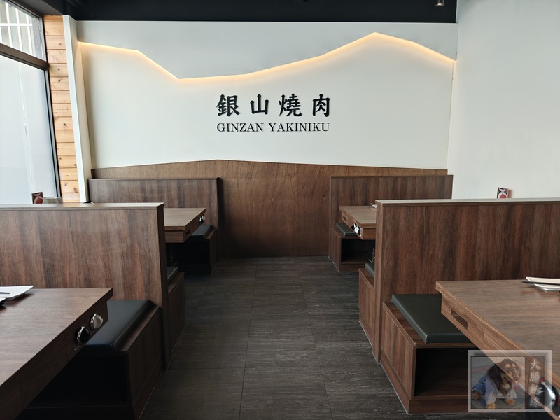 銀山燒肉華美店木質座位與店內牆面