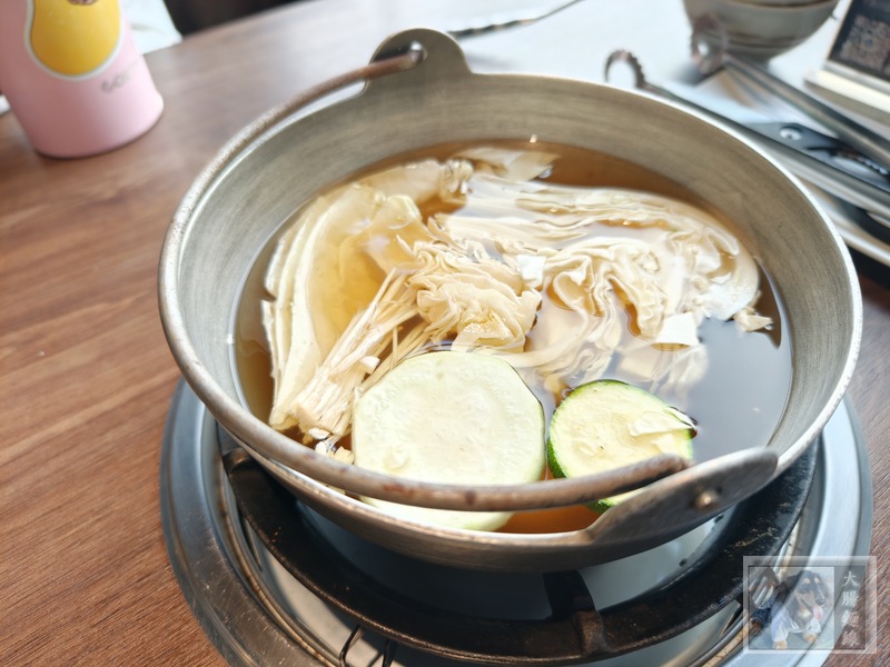 桌上小鍋與蔬菜配料