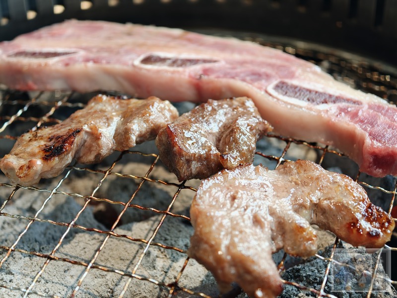 牛肉與牛舌在炭火烤網上燒烤